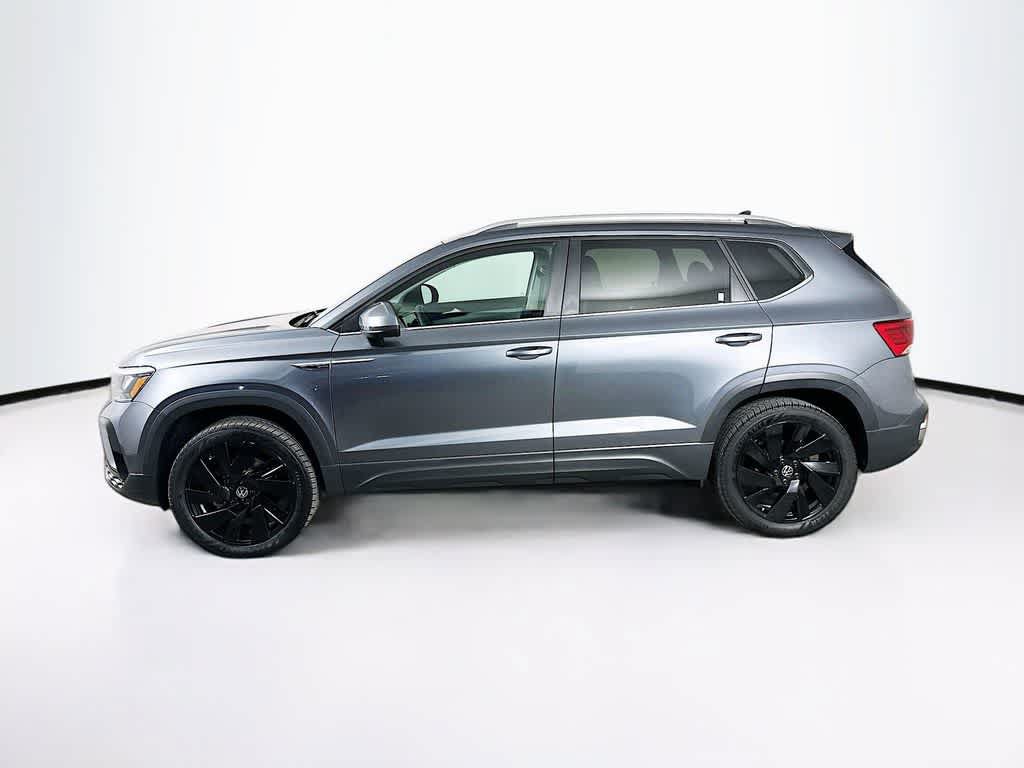 Used 2024 Volkswagen Taos SE w/ Panoramic Sunroof Package AWD/4WD image 3