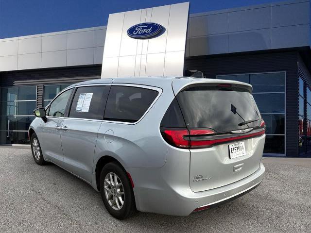 Used 2024 Chrysler Pacifica Touring-L image 2
