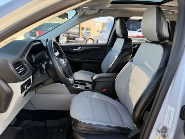 Certified 2025 Ford Escape SE image 2