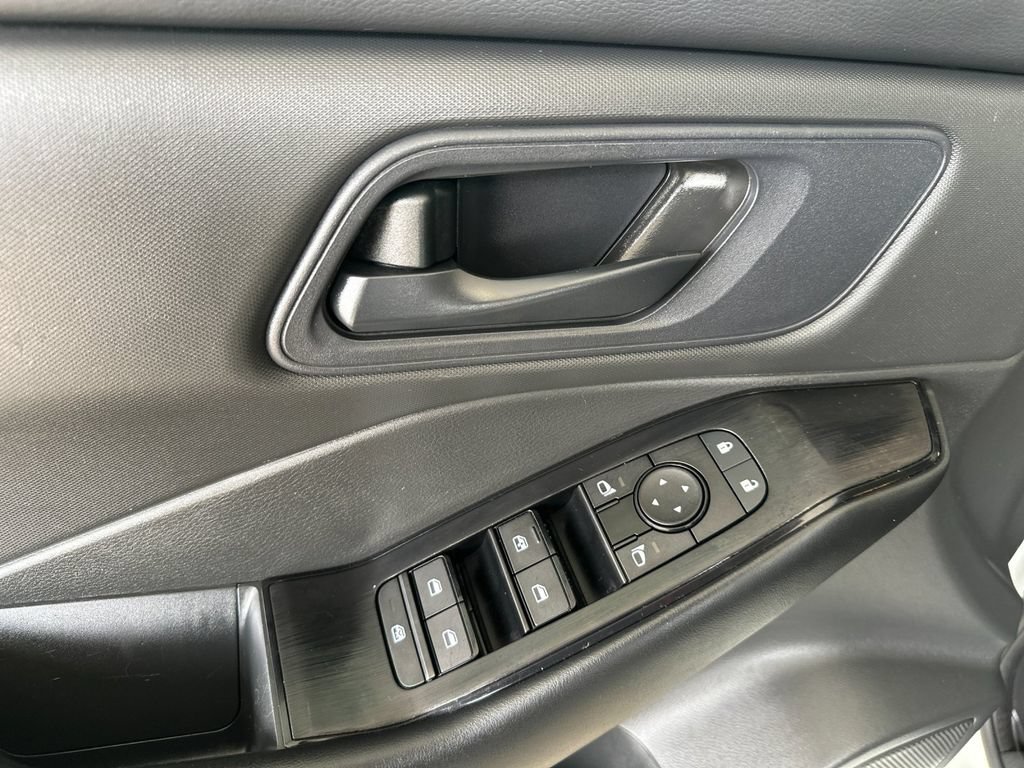 Used 2024 Nissan Rogue S FWD image 10