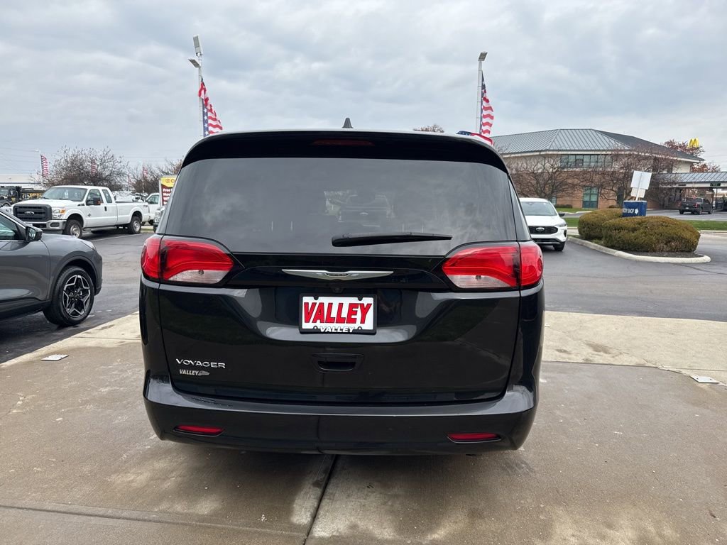 Used 2023 Chrysler Voyager LX image 10