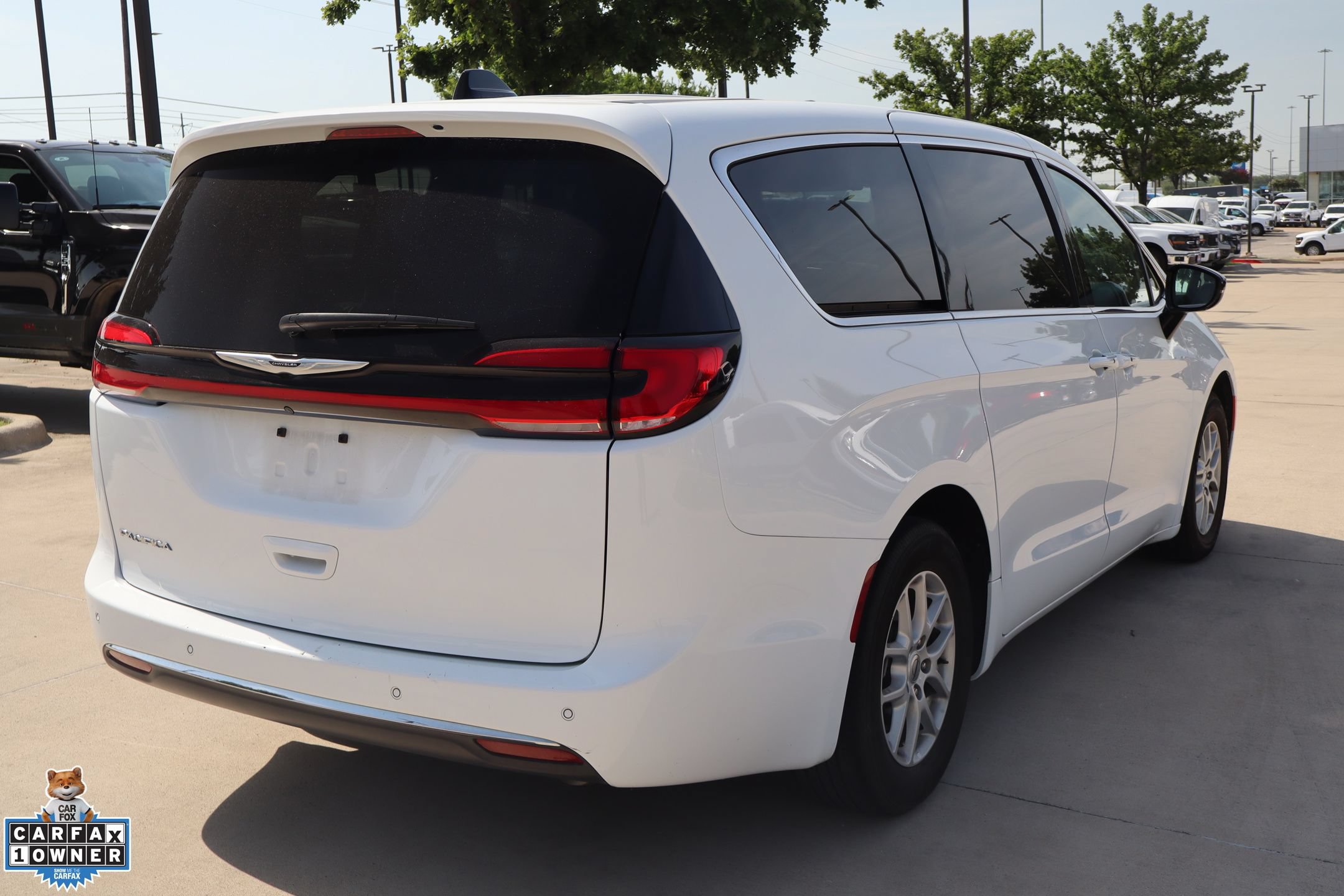 Used 2025 Chrysler Pacifica Select FWD image 3