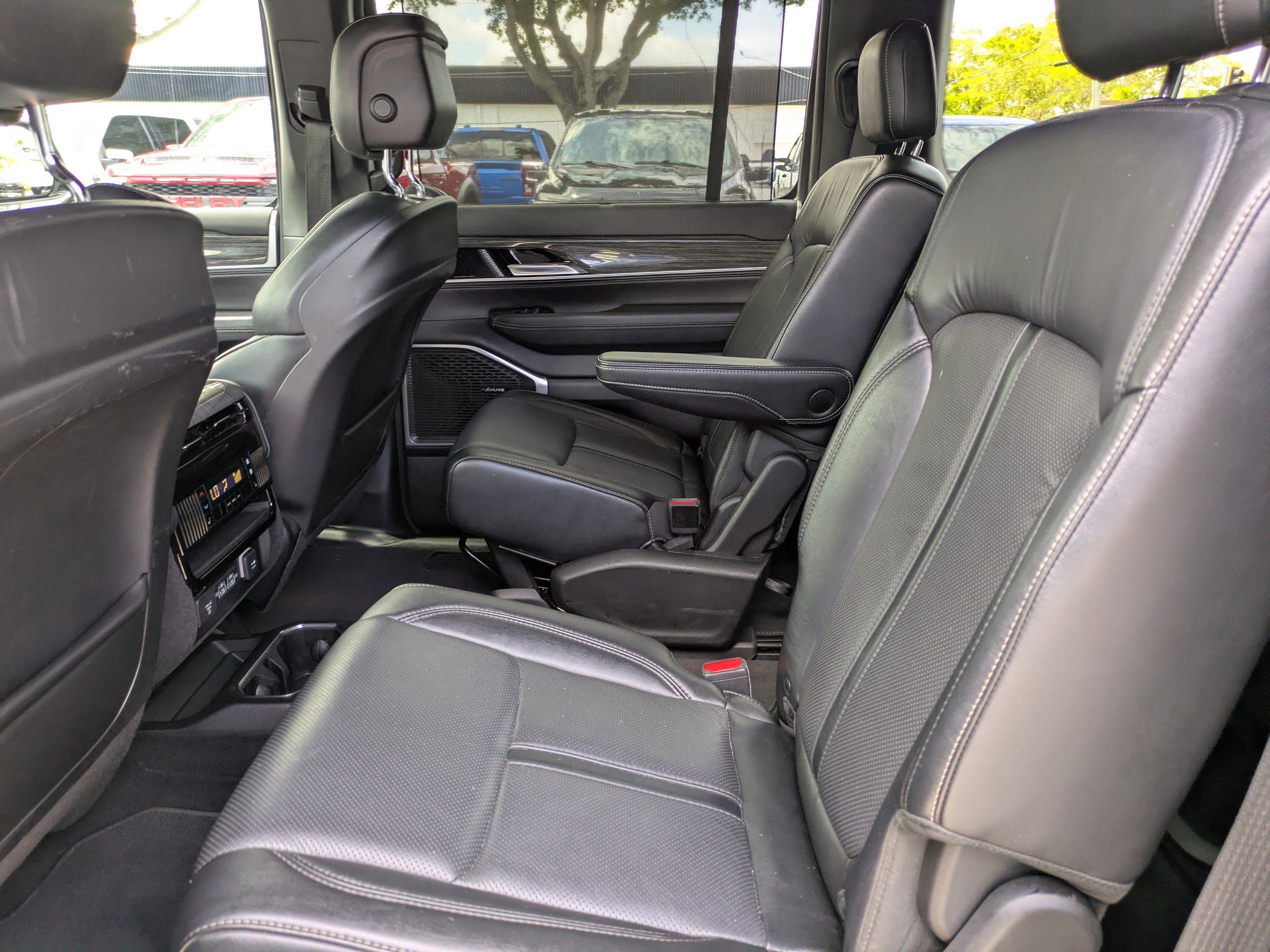 Used 2022 Jeep Wagoneer Series III w/ Convenience Group I AWD/4WD image 16