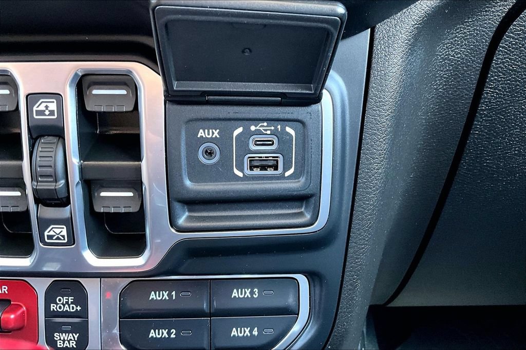 Used 2025 Jeep Wrangler Unlimited Rubicon w/ Convenience Group AWD/4WD image 32
