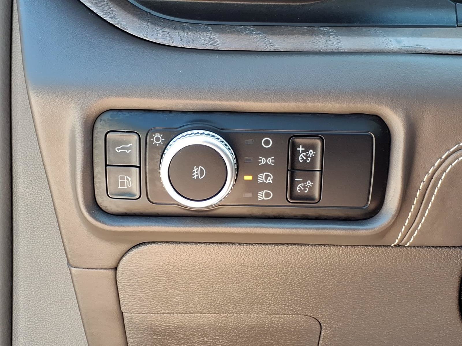 Certified 2023 Ford Explorer Platinum w/ Technology Package AWD/4WD image 17