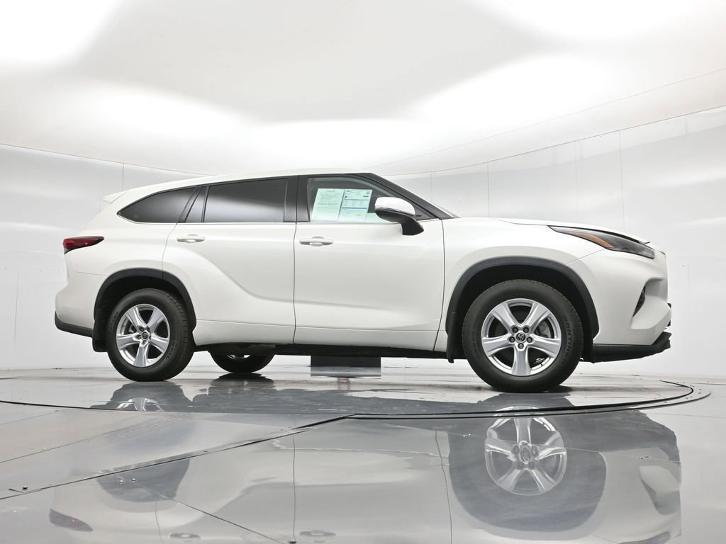 Used 2021 Toyota Highlander LE image 9