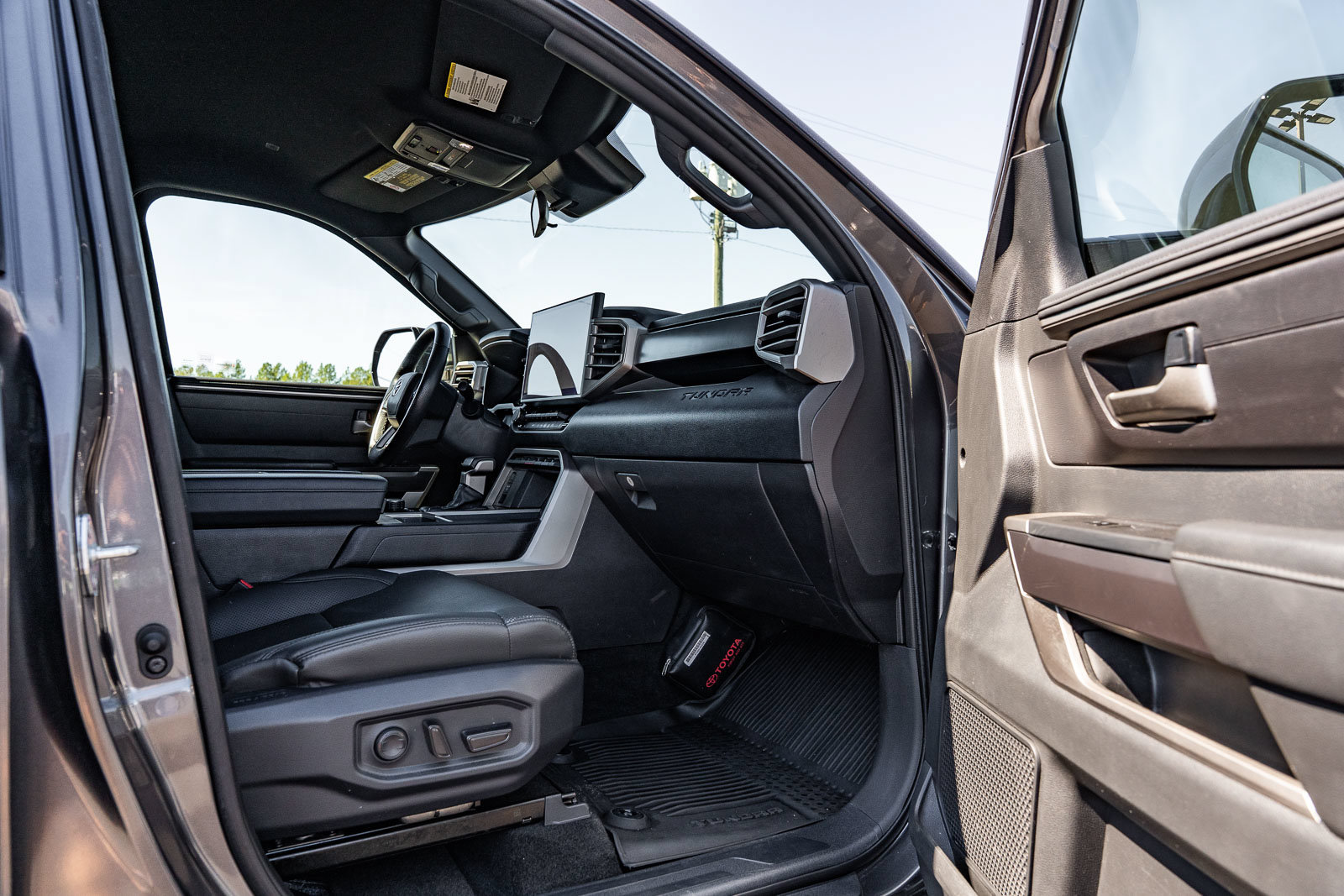 Used 2025 Toyota Tundra SR5 w/ SR5 Premium Package AWD/4WD image 11