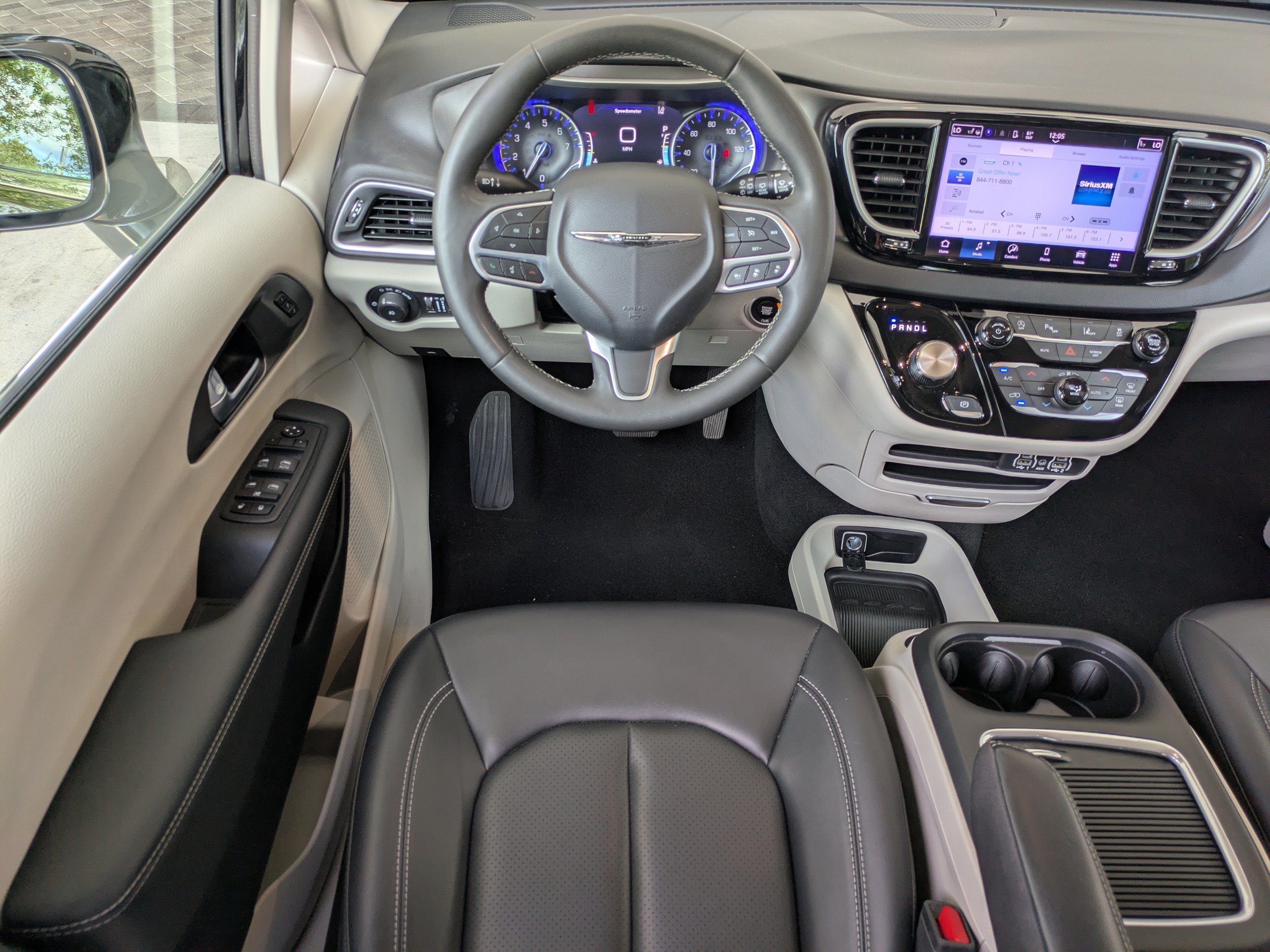 Used 2024 Chrysler Pacifica Touring-L FWD image 18