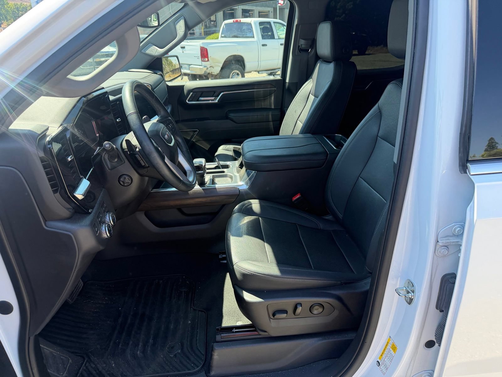 Used 2023 GMC Sierra 1500 SLT w/ SLT Premium Plus Package AWD/4WD image 10