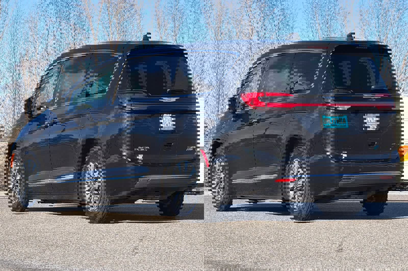 Used 2023 Chrysler Pacifica Limited image 3