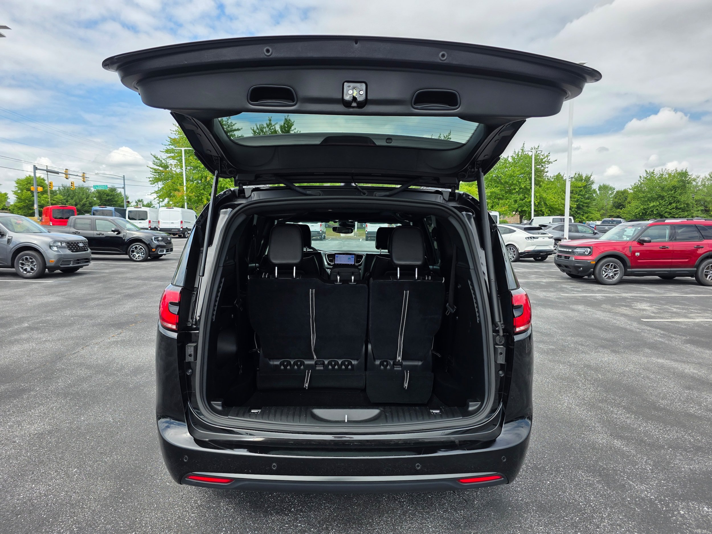 Used 2025 Chrysler Pacifica Limited FWD image 9