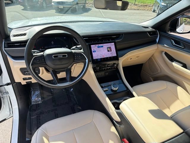 Used 2025 Jeep Grand Cherokee L Limited w/ Black Appearance Package AWD/4WD image 16