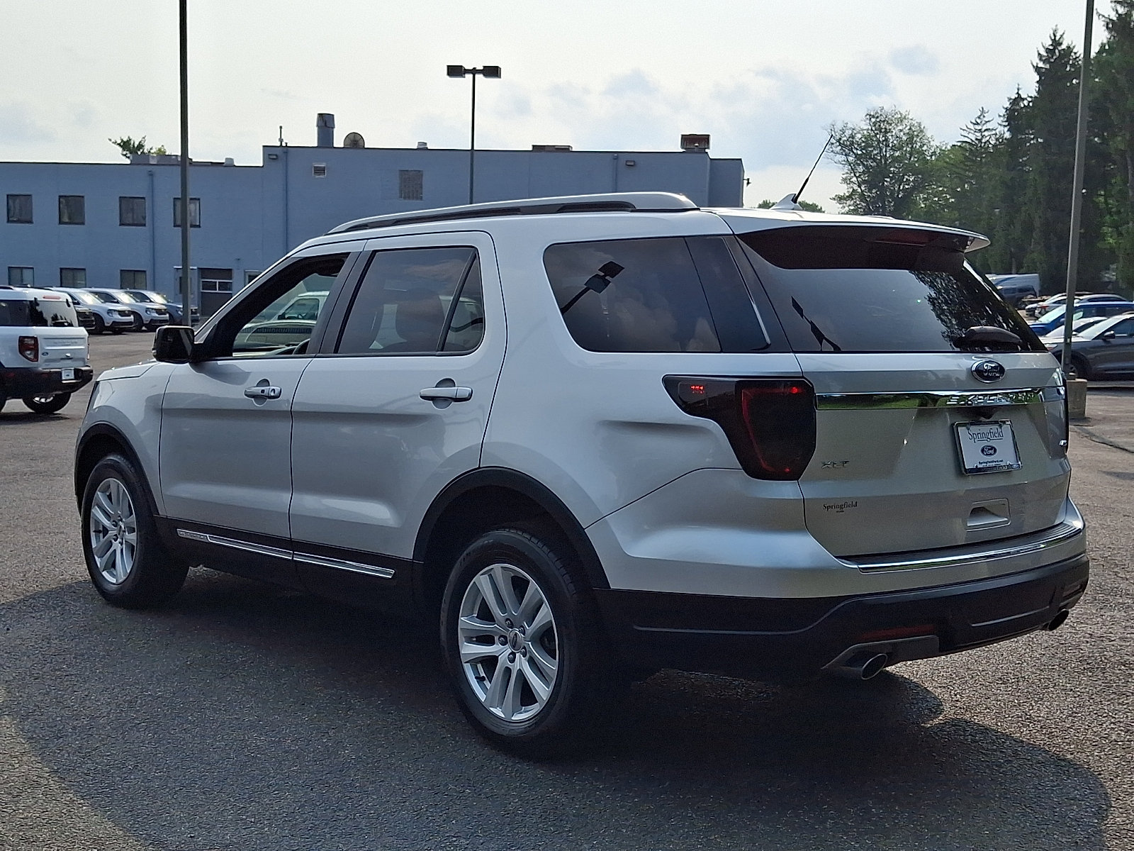 Certified 2018 Ford Explorer XLT w/ Equipment Group 201A AWD/4WD image 4