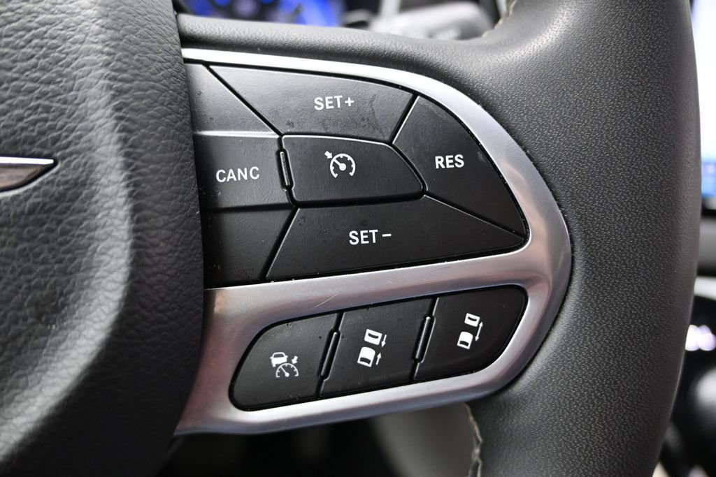 Used 2024 Chrysler Pacifica Touring-L FWD image 30