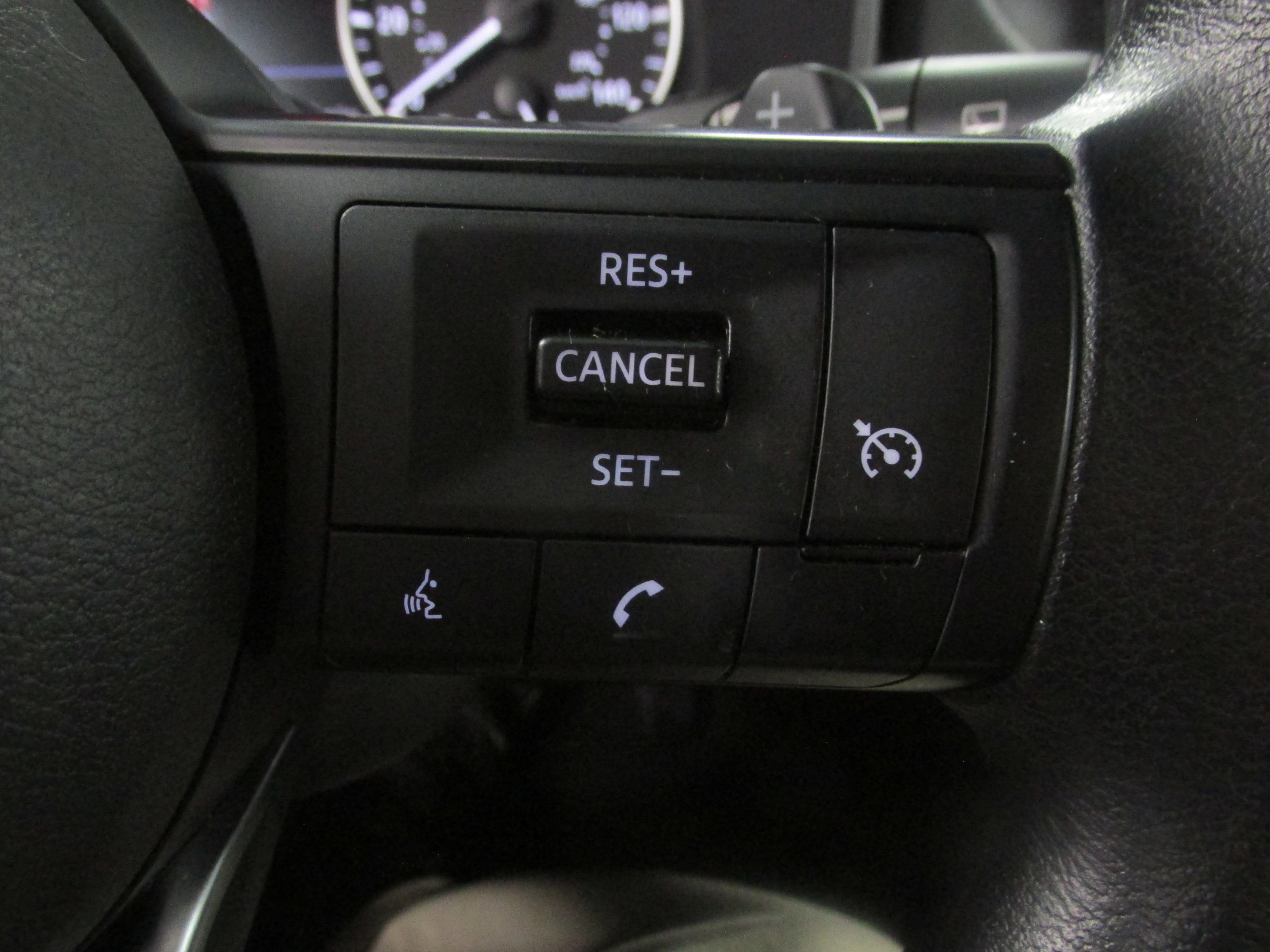 Used 2024 Nissan Rogue S FWD image 32