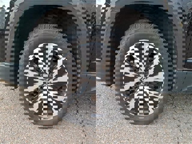 Used 2024 Volkswagen Taos SE image 9