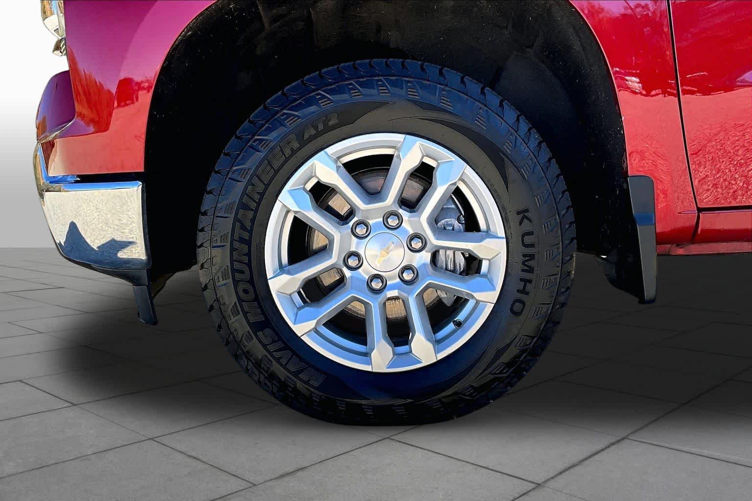 Used 2023 Chevrolet Silverado 1500 LT AWD/4WD image 11