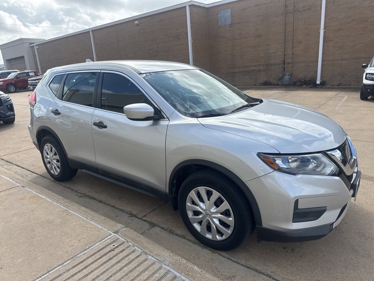 Used 2017 Nissan Rogue S image 3