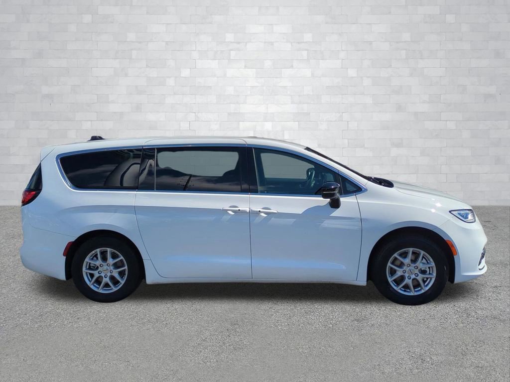 Used 2025 Chrysler Pacifica Select FWD image 3
