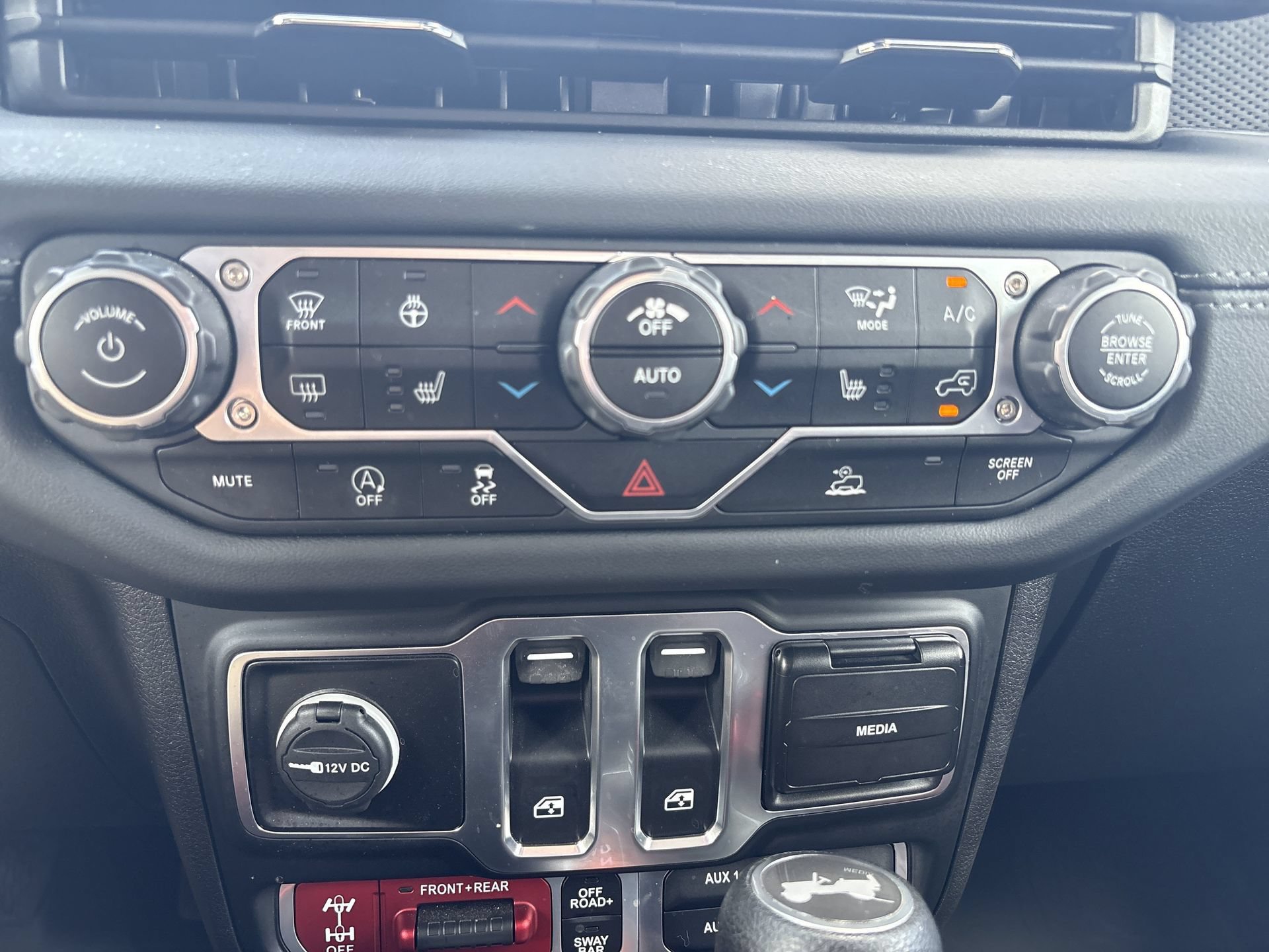 Used 2024 Jeep Wrangler Rubicon w/ Technology Group AWD/4WD image 5