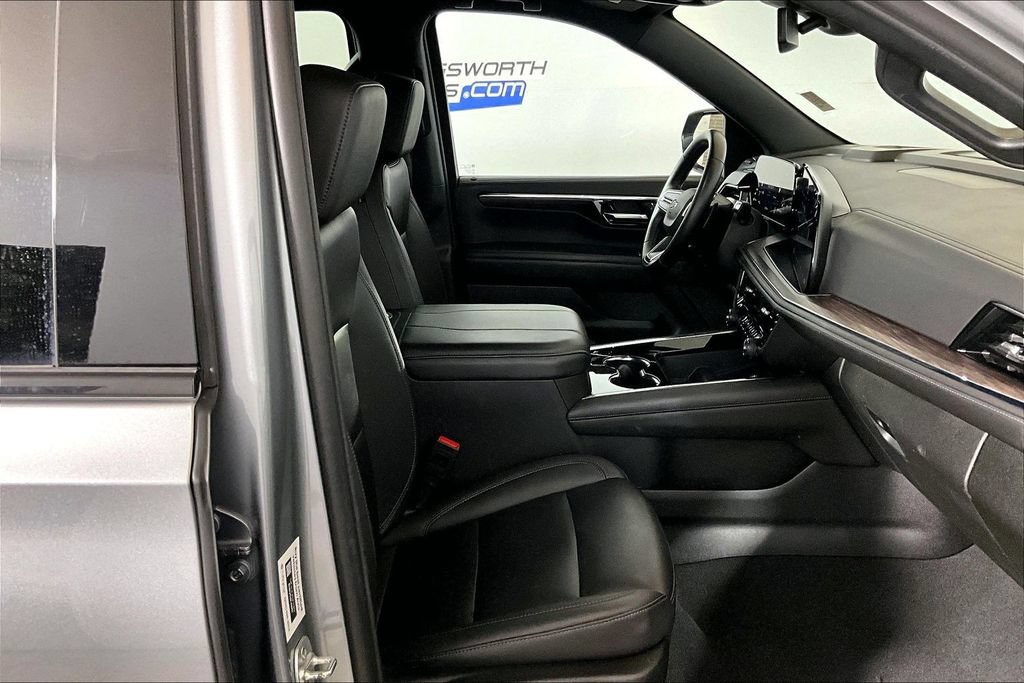 Used 2025 Chevrolet Suburban Z71 AWD/4WD image 6