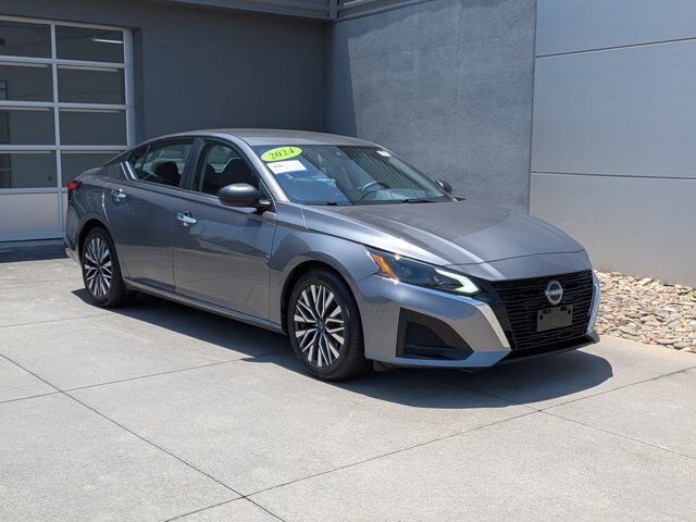 Used 2024 Nissan Altima 2.5 SV FWD image 2