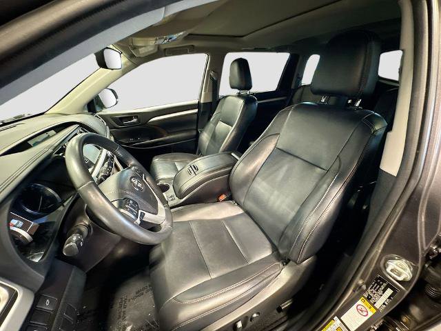 Used 2019 Toyota Highlander XLE AWD/4WD image 17