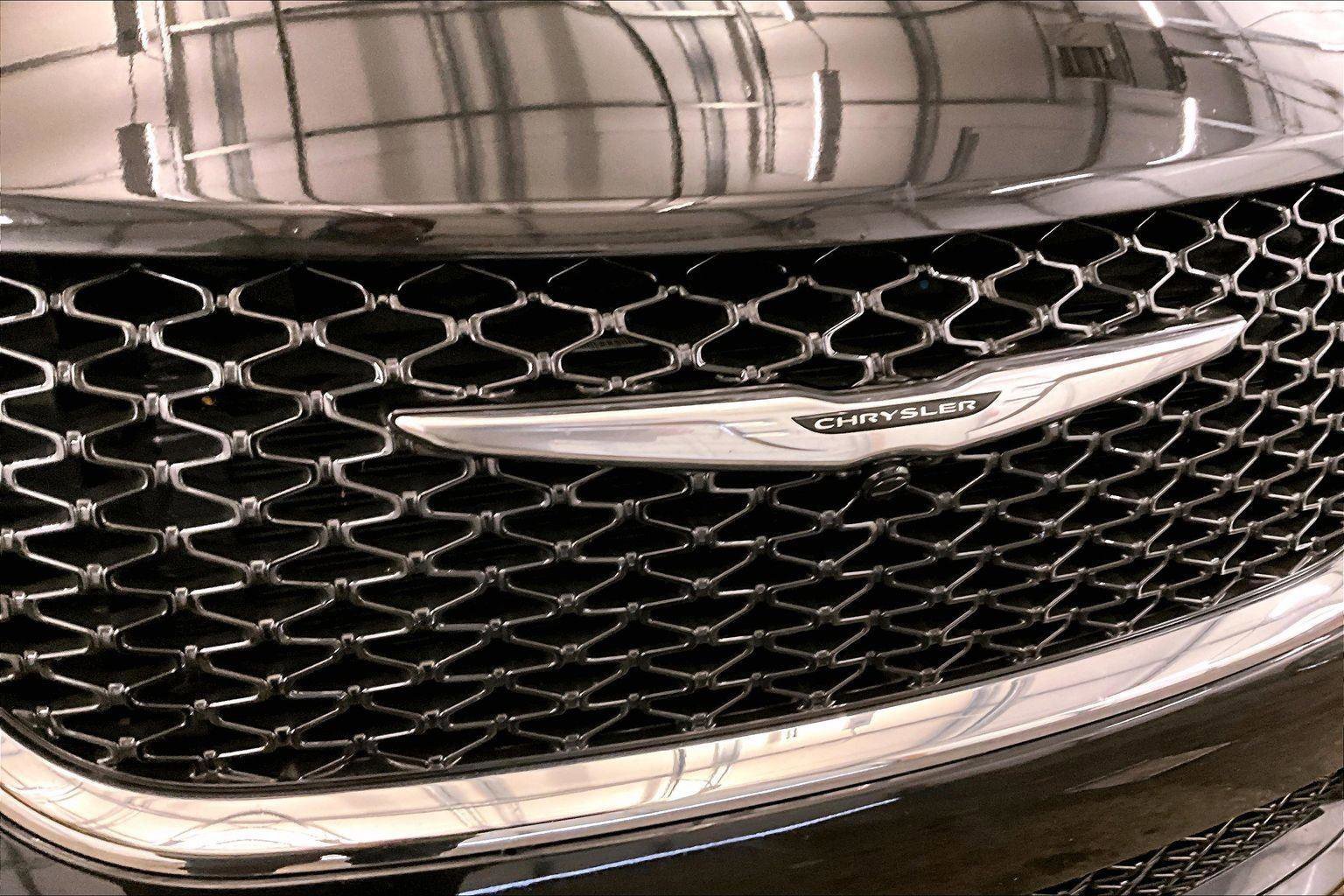 Used 2023 Chrysler Pacifica Touring-L image 30