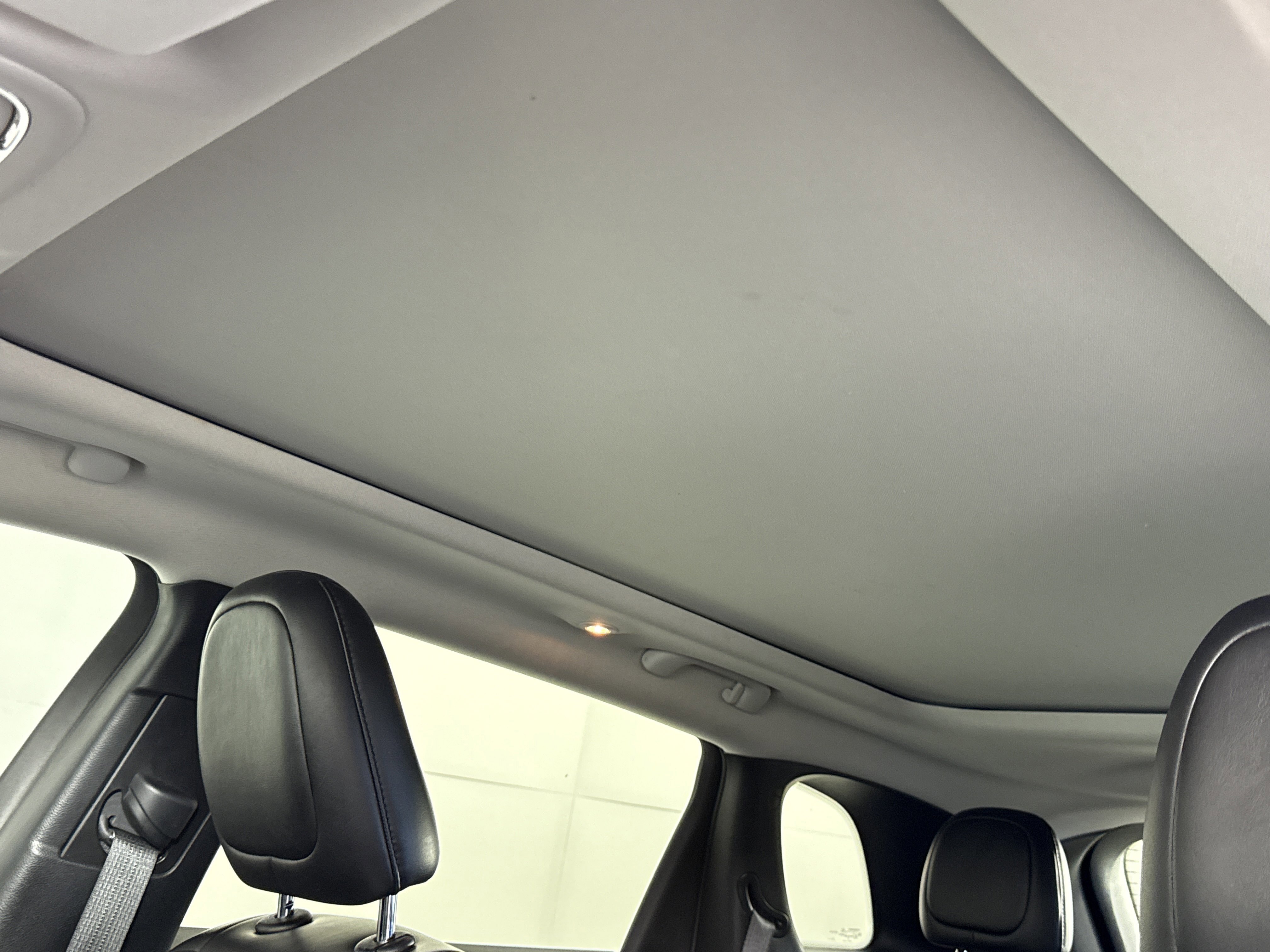 Used 2019 Jeep Cherokee Latitude Plus w/ Comfort/Convenience Group image 18