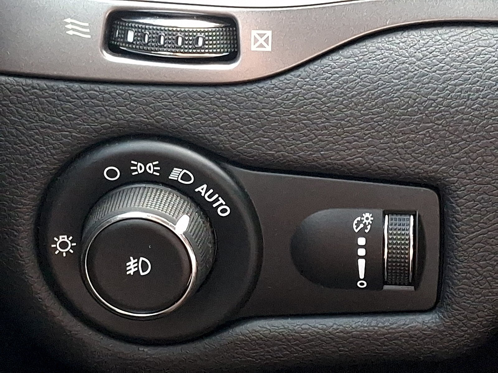 Used 2019 Jeep Cherokee Latitude w/ Popular Appearance Group FWD image 25