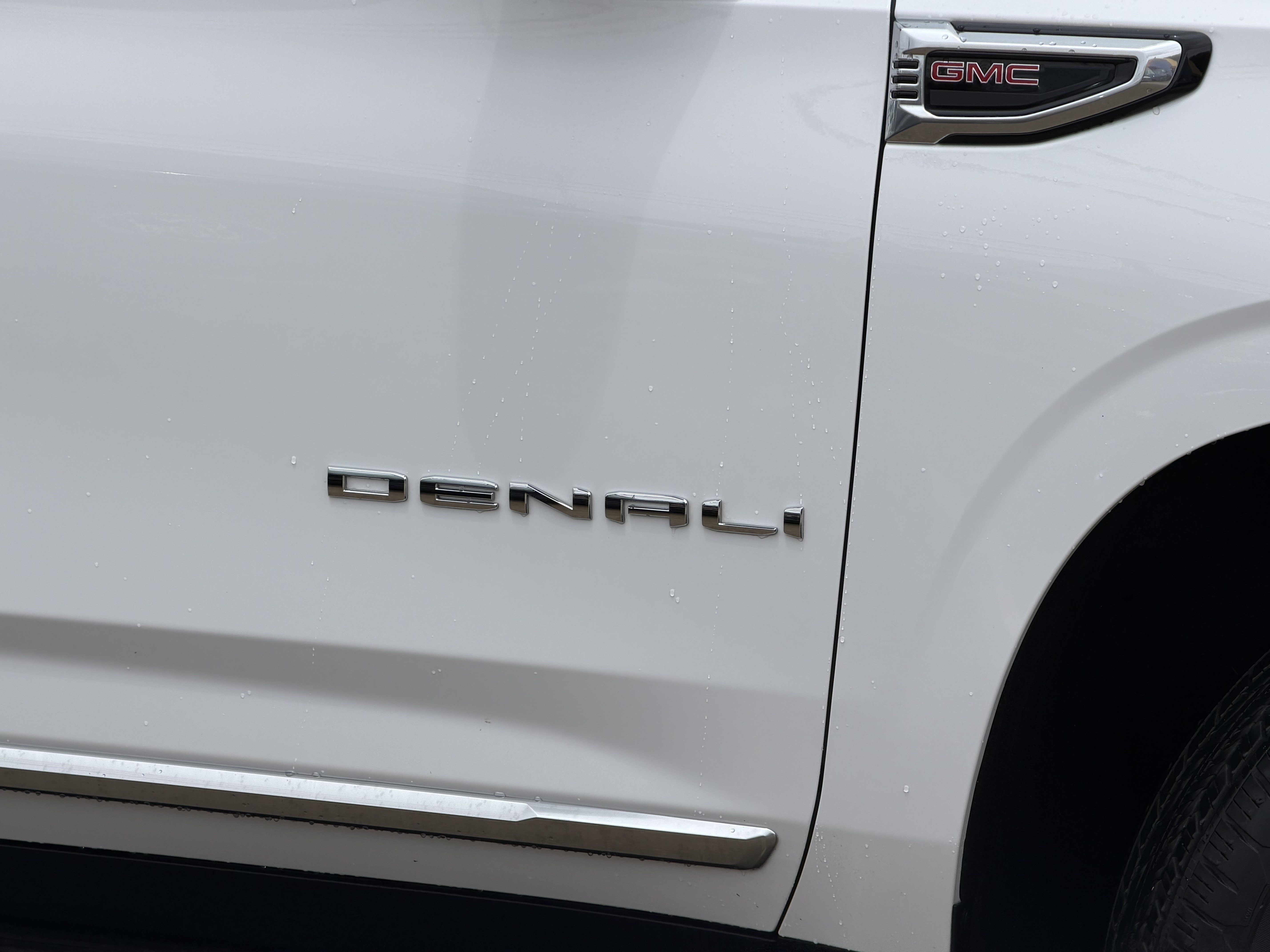 Used 2025 GMC Yukon XL Denali AWD/4WD image 4