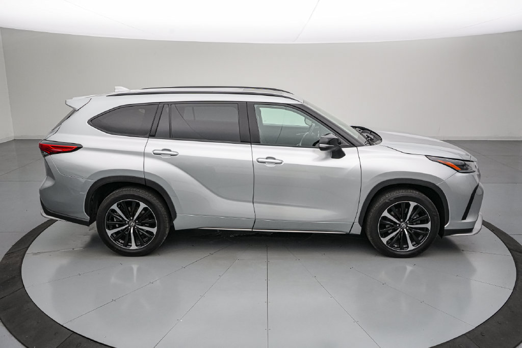 Used 2022 Toyota Highlander XSE AWD/4WD image 3