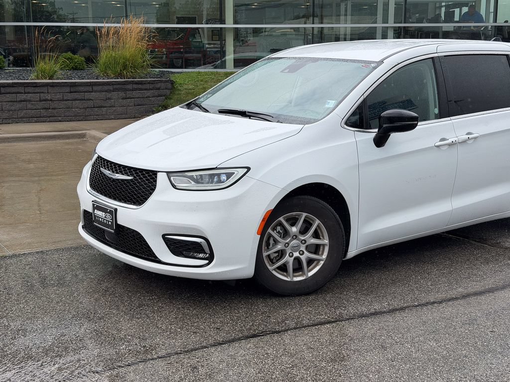 Used 2024 Chrysler Pacifica Touring-L FWD image 2