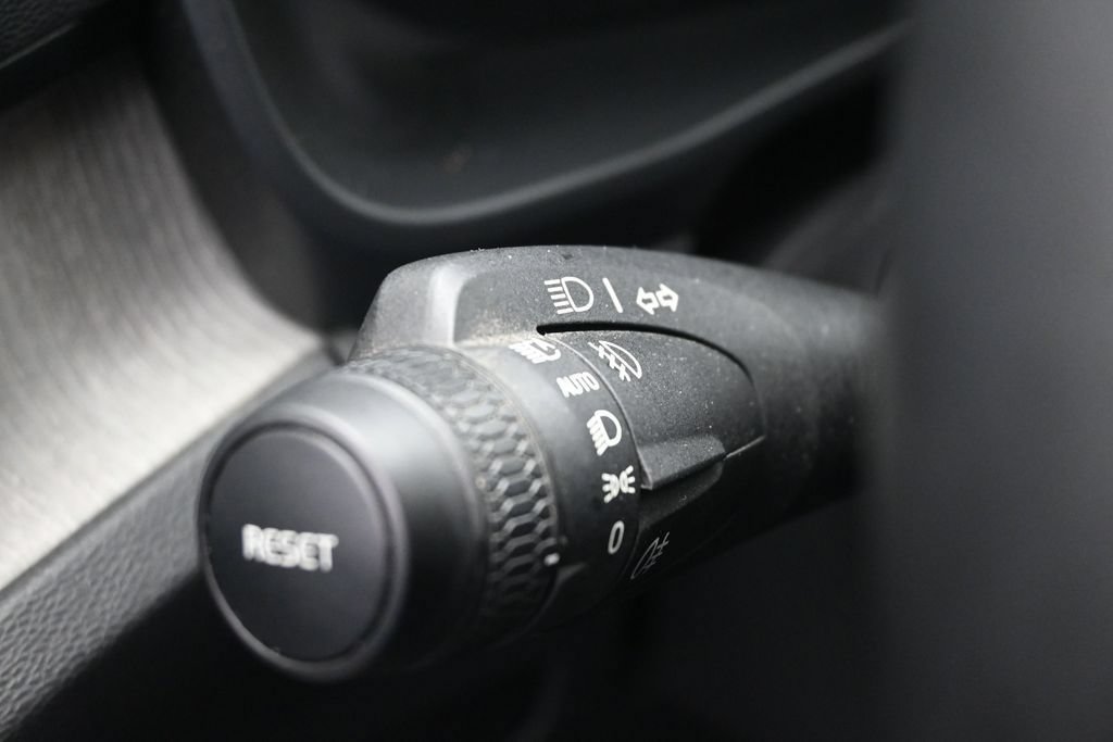 Used 2025 Volvo XC40 B5 Plus AWD/4WD image 13
