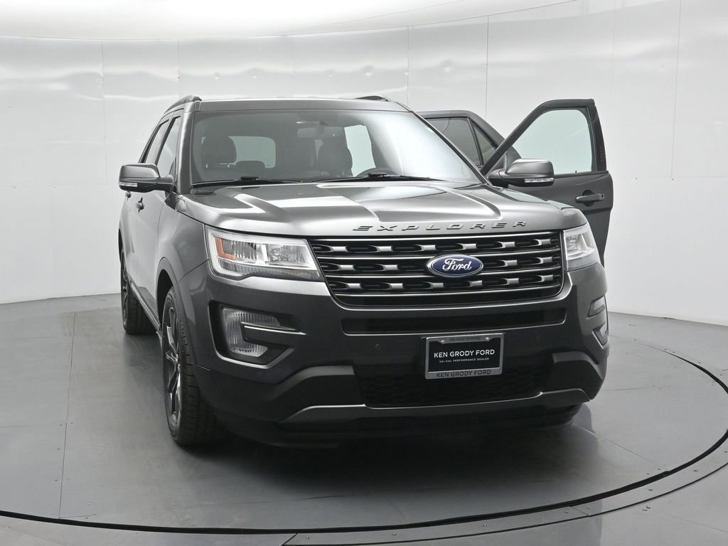 Certified 2017 Ford Explorer XLT w/ Equipment Group 202A image 3
