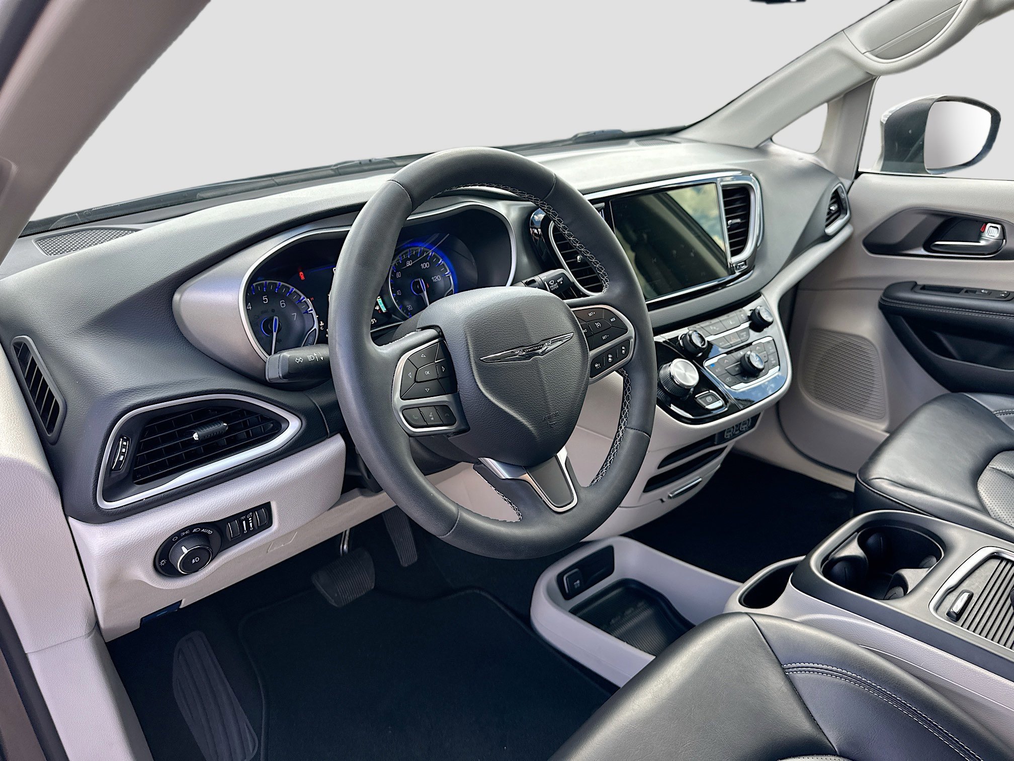 Used 2023 Chrysler Pacifica Touring-L image 9