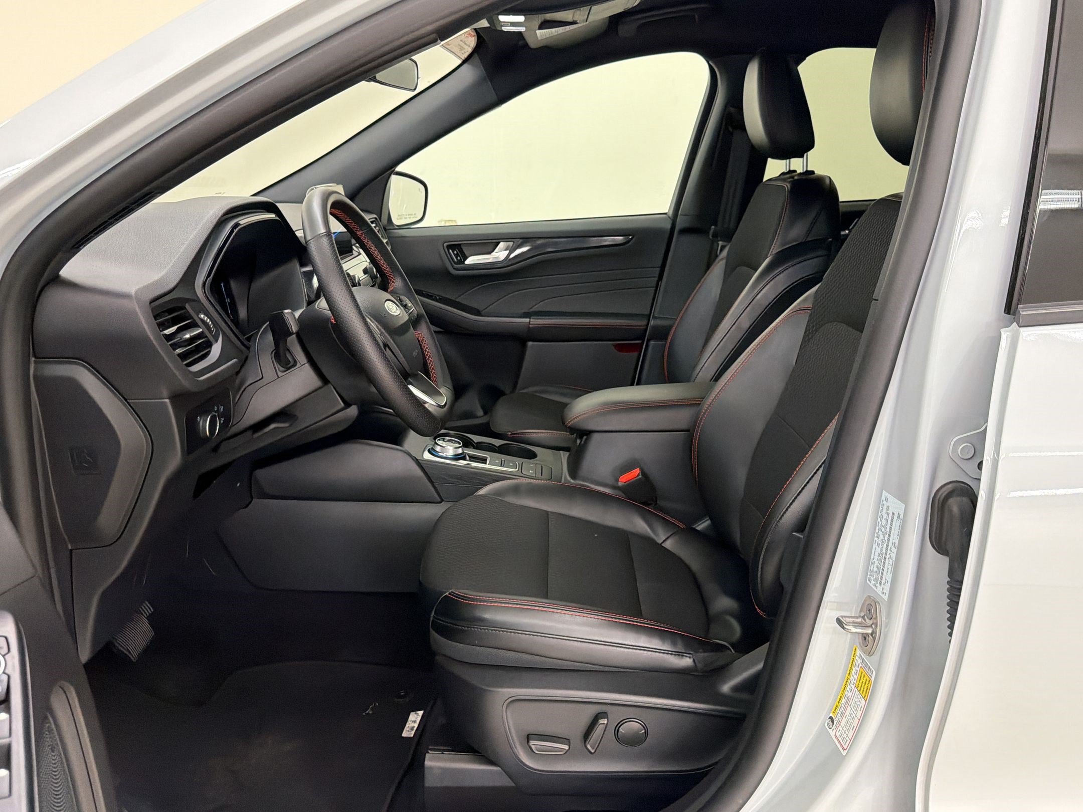 Certified 2025 Ford Escape ST-Line AWD/4WD image 5