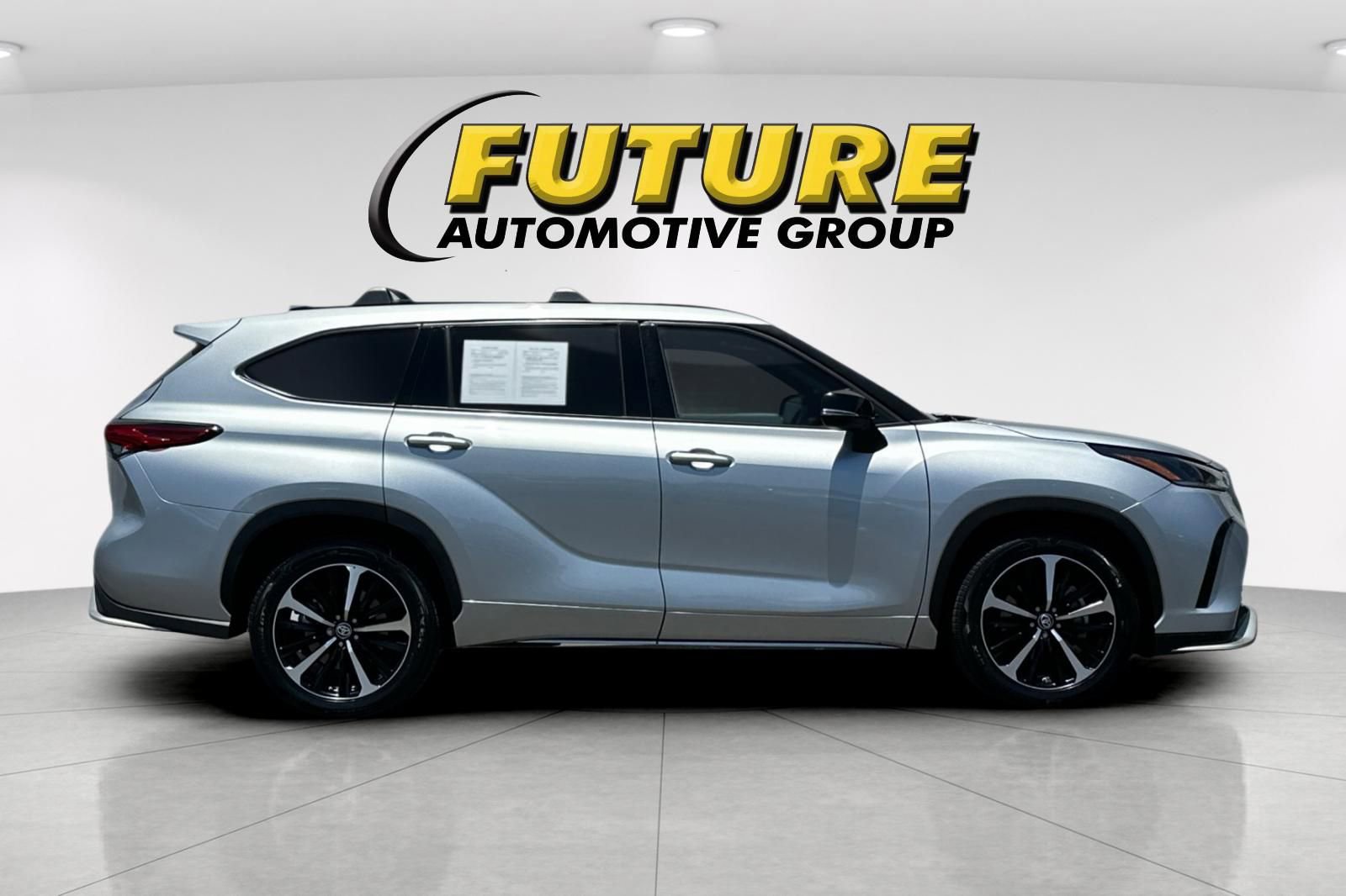 Used 2022 Toyota Highlander XSE AWD/4WD image 2