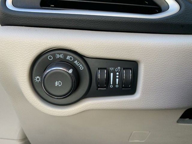 Used 2024 Chrysler Pacifica Touring-L image 16