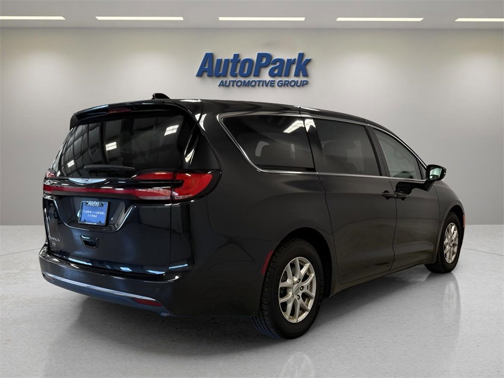 Used 2023 Chrysler Pacifica Touring-L image 5