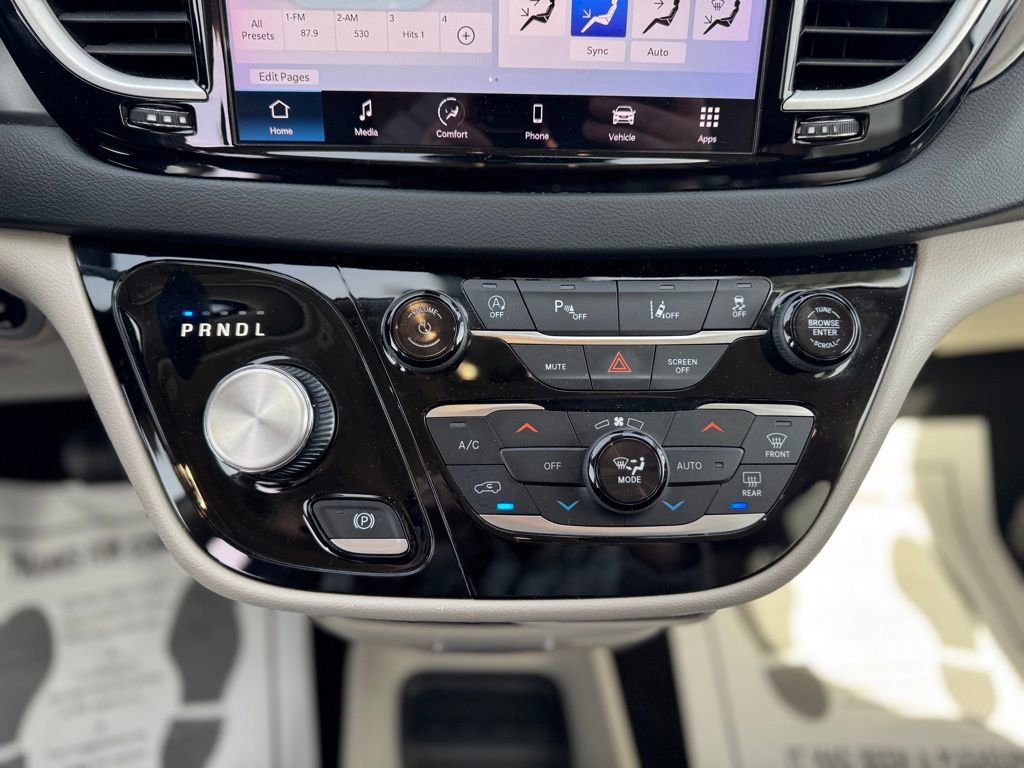 Used 2023 Chrysler Pacifica Touring-L image 26