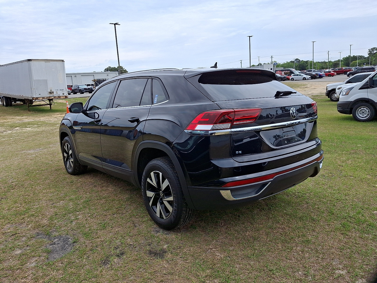 Used 2023 Volkswagen Atlas Cross Sport SE FWD image 3