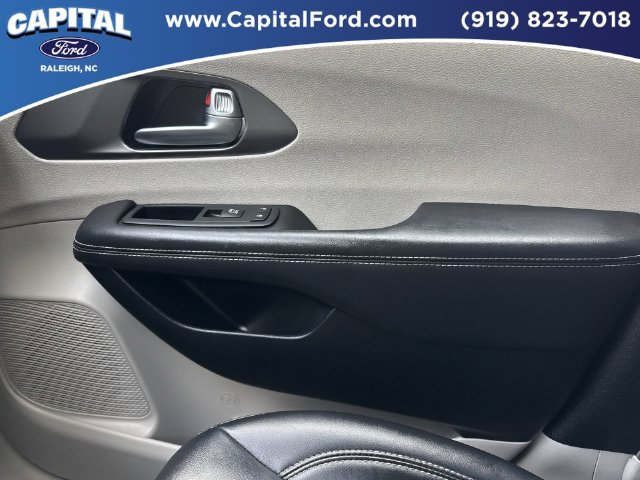 Used 2025 Chrysler Pacifica Select FWD image 27