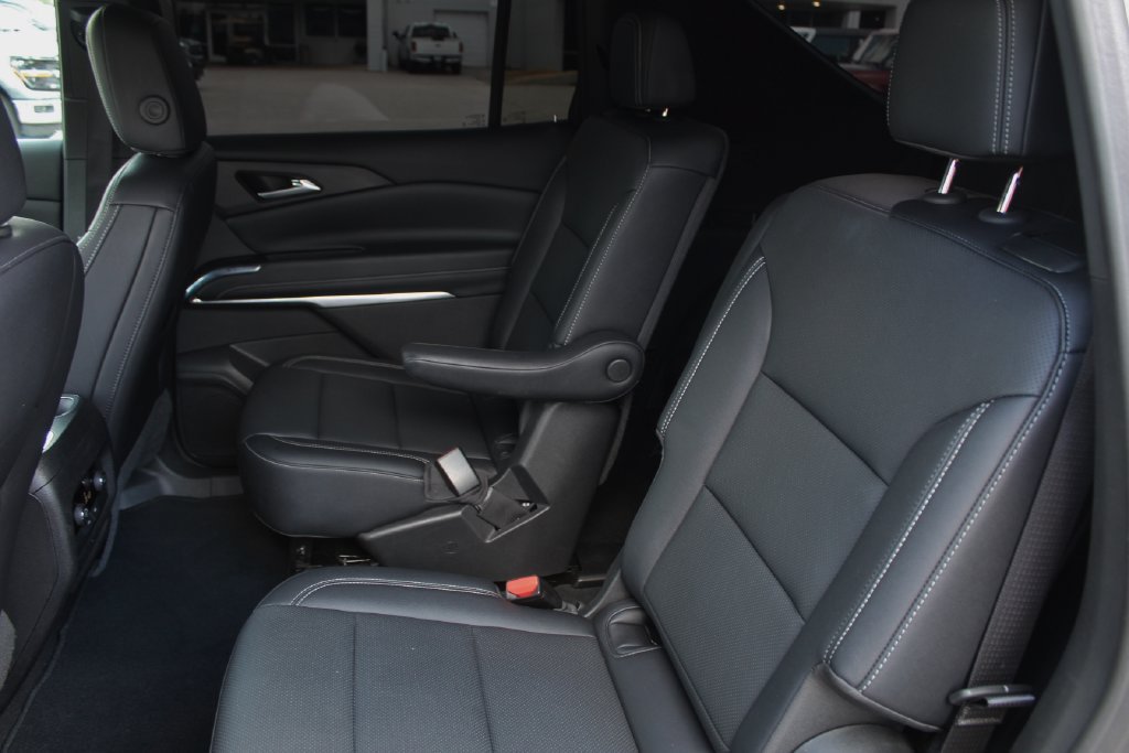 Used 2025 Chevrolet Traverse LT FWD image 17