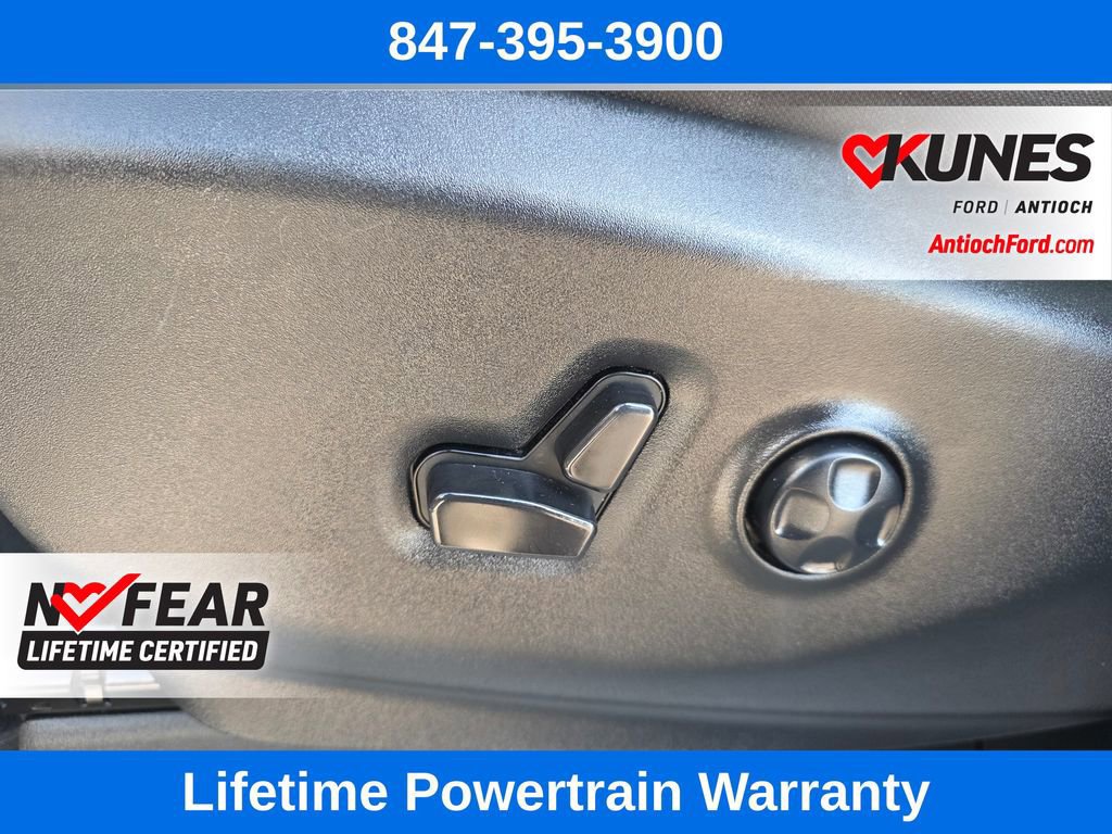 Used 2023 Chrysler Voyager LX image 17