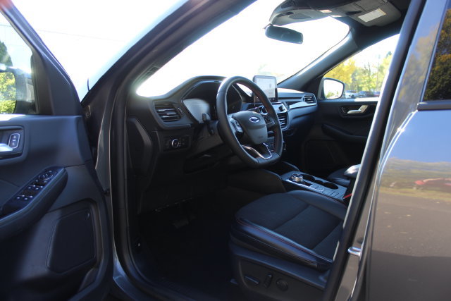 Certified 2025 Ford Escape ST-Line Select AWD/4WD image 24