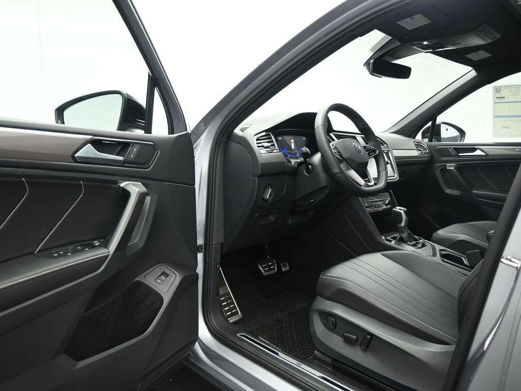 Used 2024 Volkswagen Tiguan SE R-Line image 34