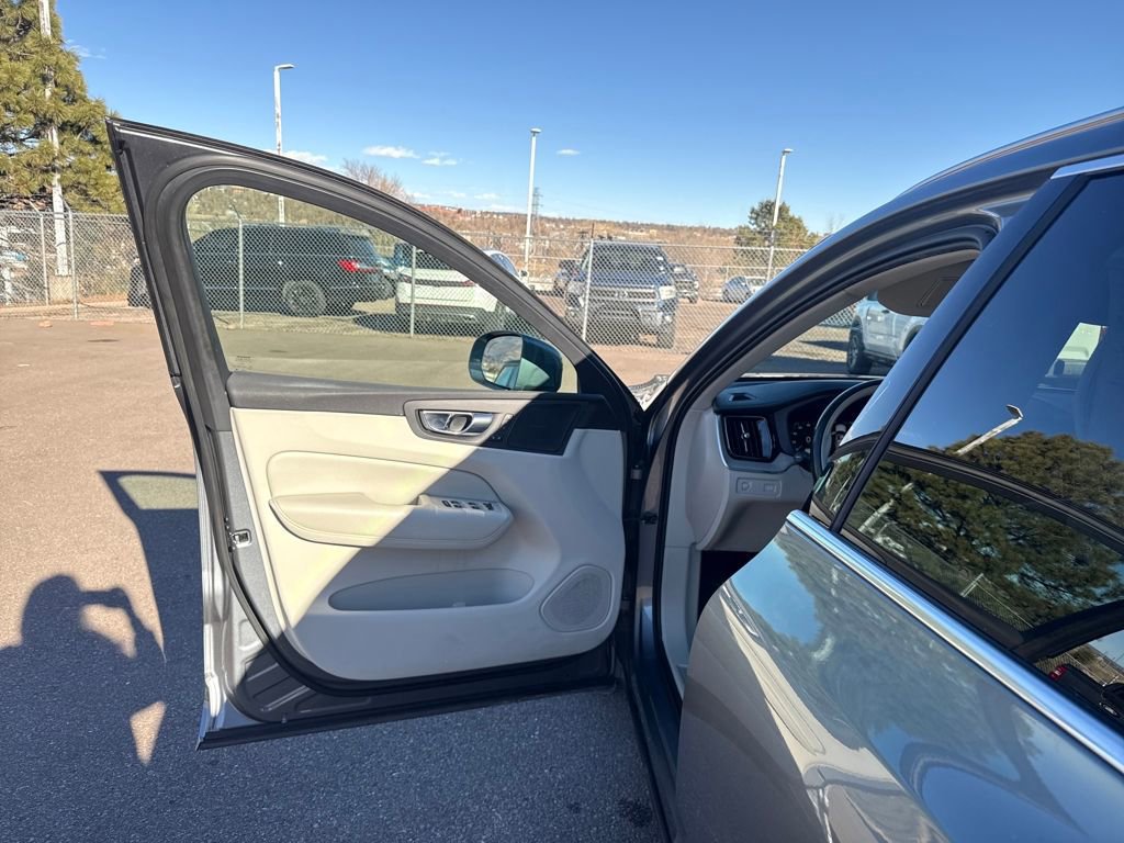 Used 2019 Volvo XC60 T5 Inscription image 10