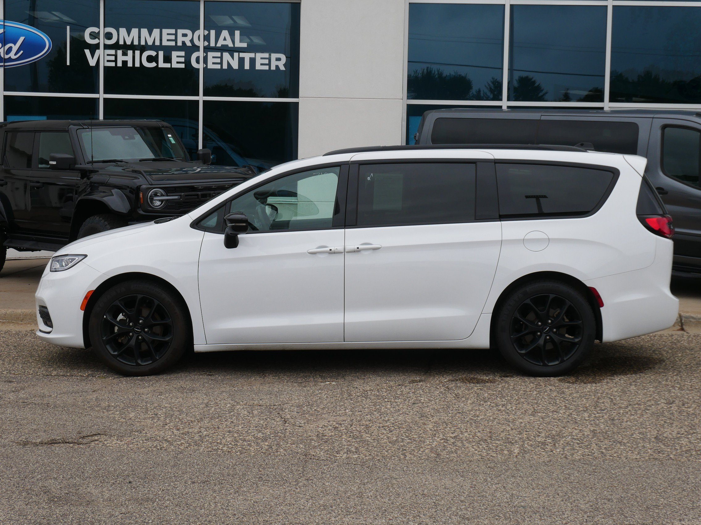 Used 2025 Chrysler Pacifica Limited FWD image 26