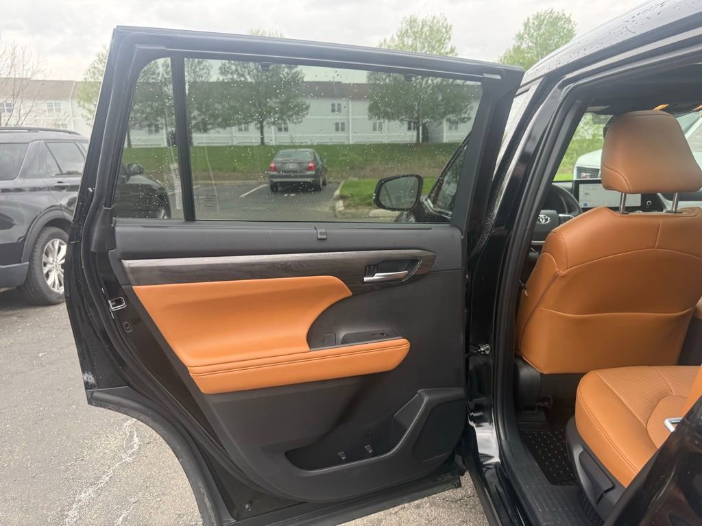 Used 2025 Toyota Highlander Platinum AWD/4WD image 30